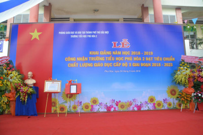 Lễ khai giảng năm học 2018-2019 và đón nhận trường chuẩn