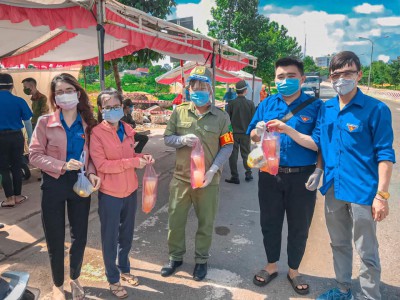 Chi Đoàn trường TH Phú Hòa 2 chung tay đẩy lùi Covid