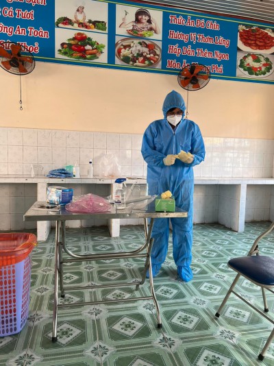 Trường TH Phú Hòa 2 kết hợp với TTYT TP tổ chức tập huấn lấy mẫu test Covid