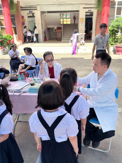 TRƯỜNG TH PHÚ HÒA 2 PHỐI HỢP TRẠM Y TẾ PHƯỜNG PHÚ LỢI TỔ CHỨC KHÁM SỨC KHỎE CHO HỌC SINH TOÀN TRƯỜNG