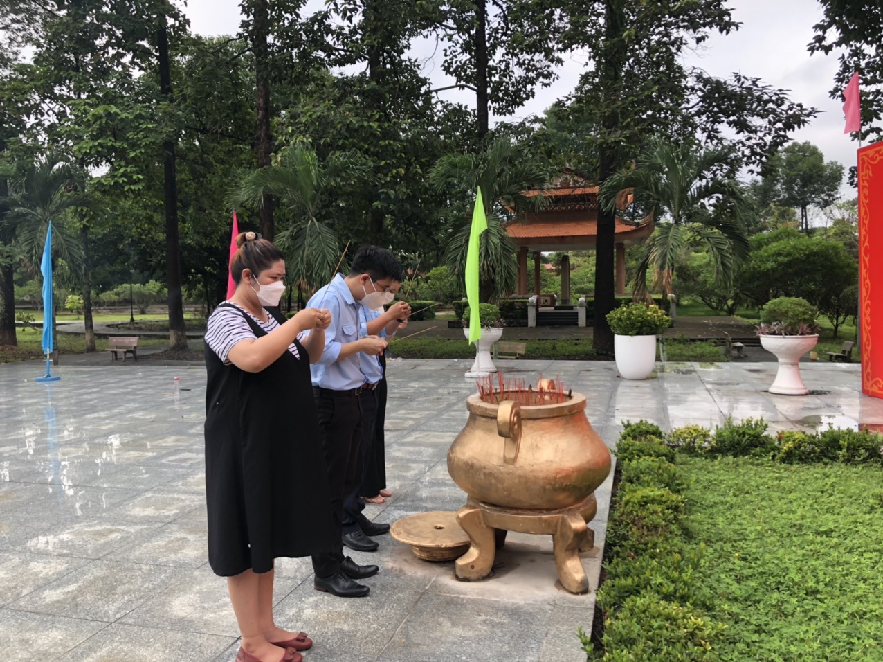 Trường TH Phú Hòa 2 kết hợp với 2 đơn vị bạn tổ chức cho học sinh "Về nguồn"