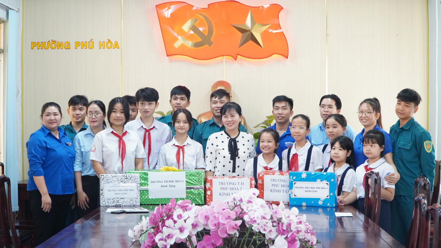 Thăm và tặng quà Cựu chiến binh phường nhân dịp kỷ niệm 79 năm ngày thành lập Quân đội Nhân dân Việt Nam