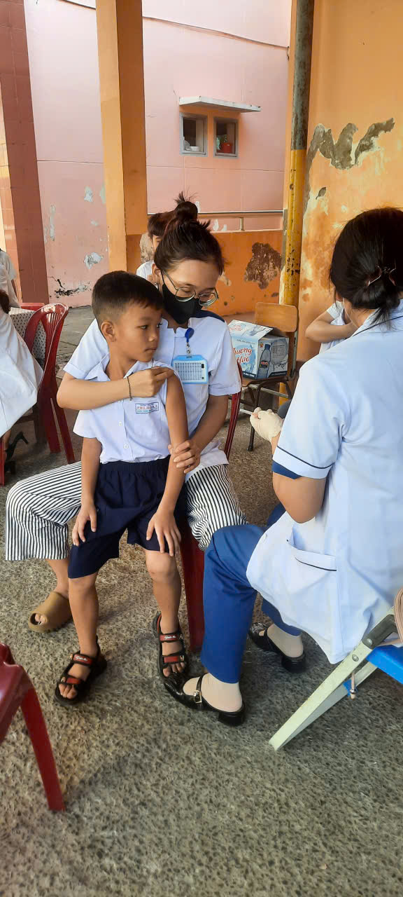 Trường TH Phú Hòa 2 tổ chức tiêm ngừa Bạch Hầu, uốn ván