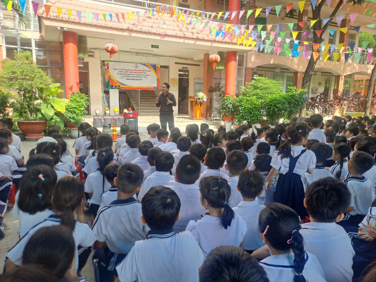 , trường Trường Tiểu học Phú Hòa 2 phối hợp với công ty Viện An toàn khoa học Việt Nam đã tổ chức huấn luyện thực hành chuyên sâu Kỹ năng phòng chống tai nạn thương tích và xây dựng trường học an toàn với chuyên đề “Phòng chống hỏa hoạn”.