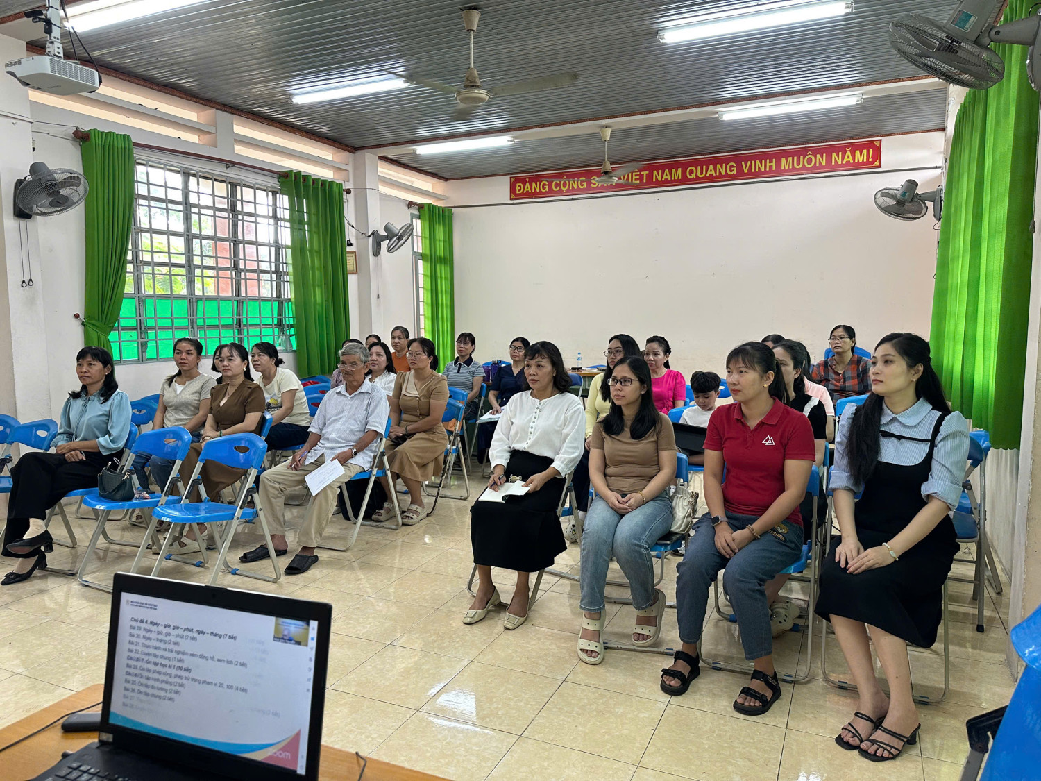 Trường TH Phú Hòa 2 tập huấn SGK năm học 2026-2027